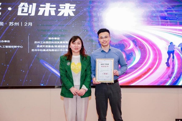 　　专家与获奖企业合影留念