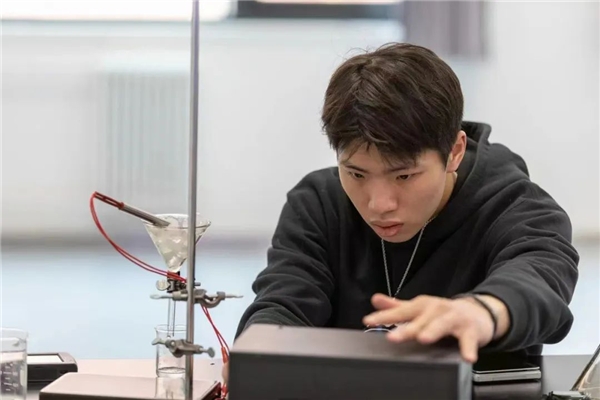 　　Sam在进行物理实验操作