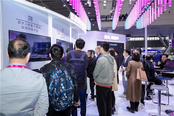 　　数坤科技展台来宾络绎不绝,人山人海