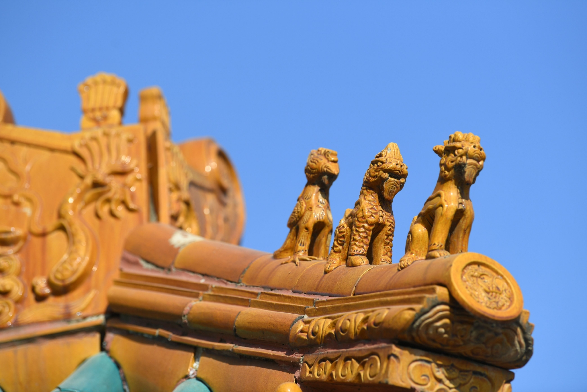 三官阁过街楼屋顶上,斗拱飞檐琉璃瓦巍峨耸立.拍摄于2019年11月底.