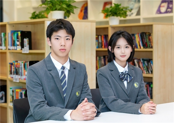 　　Sam作为学生代表展示朝阳凯文校服