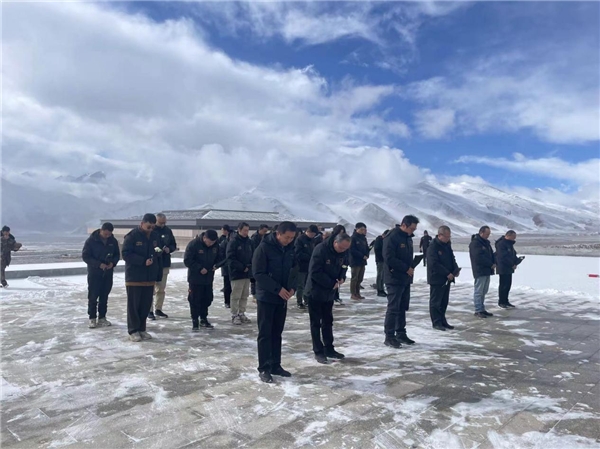 　　康西瓦烈士陵园祭奠革命英雄