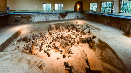 　　(上图：铜绿山古铜矿遗址)