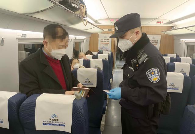 民警找到乔先生,在开车前将钱包交给他。北京铁警供图