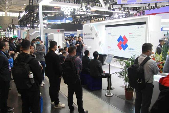 　　华卓专家团展位路演