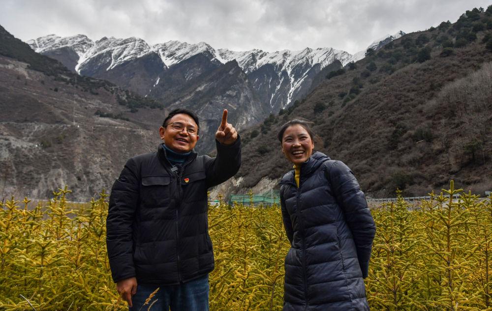 "……在与西藏山南市隆子县斗玉珞巴民族乡斗玉村老党员小加油交谈时