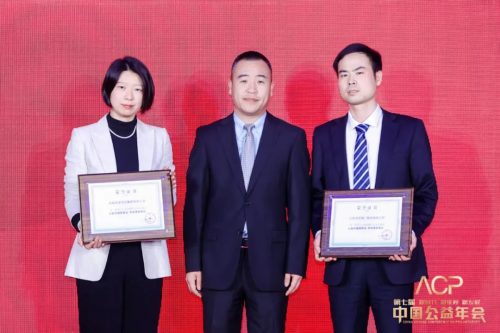 　　《公益时报》社社长赵冠军为公益传播理事会理事单位授牌