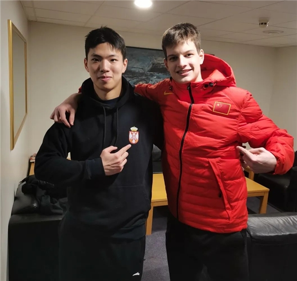 　　Sam和塞尔维亚冰球队员交换队服