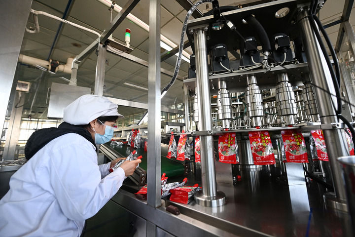 在天津市利民调料有限公司辣酱灌装生产线,工作人员在检查产品包装(2