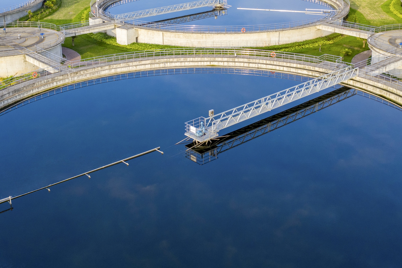 再生水厂的二沉池,主要作用是对经生化池处理后的污水进行沉淀.