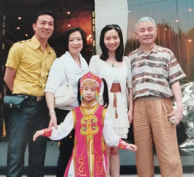 　　图六:罗杰伦(右一)与何炳祥家人合影,左一何炳祥,左二梁雪兰,右二何芷莹、前一何芷澄