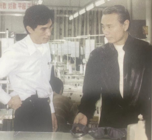 　　图五:罗杰伦(右)与何炳祥(左)早年合影