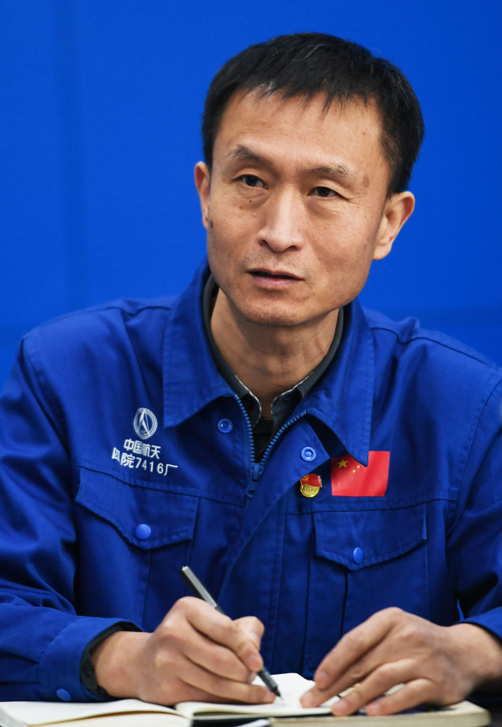 2月15日,徐立平在工作室记录班组同事的建议.新华社记者 邹竞一摄