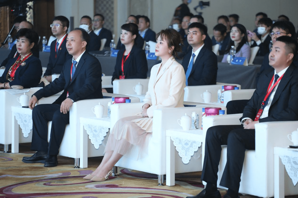 　　【马丽在完达山乳业新国标系列奶粉发布会现场】