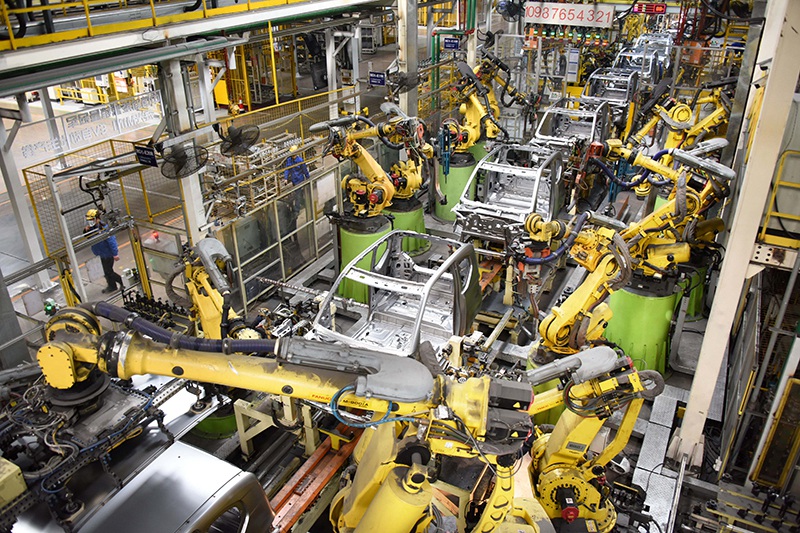 山东自贸试验区青岛片区一汽车制造企业的自动化流水线在生产汽车(2月