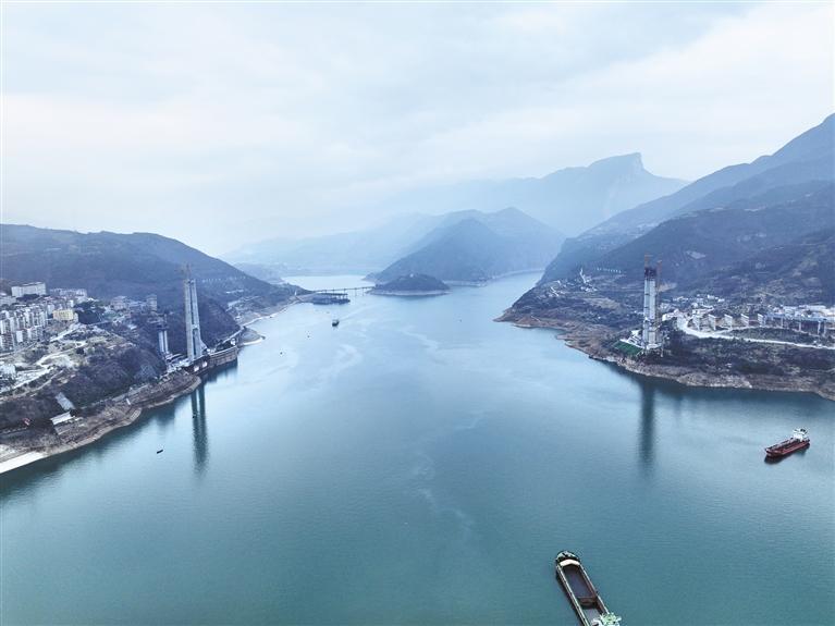 建设中的奉建高速白帝城长江大桥,不远处即是三峡夔门和三峡之巅.