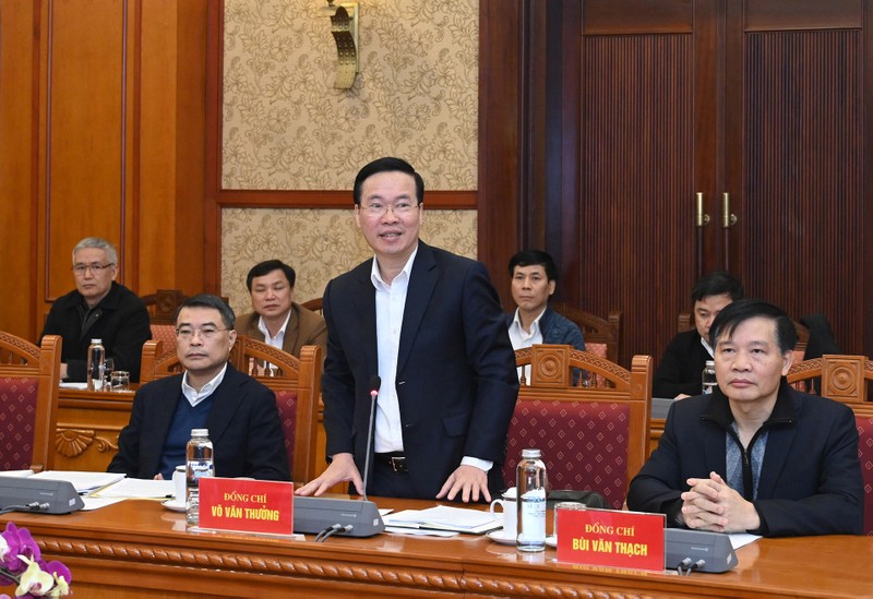 武文赏(图中耸峙者) 贵府图丨越南《东谈主民报》