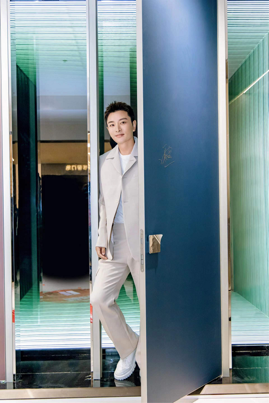 　　TATA木门品质大使 贾乃亮