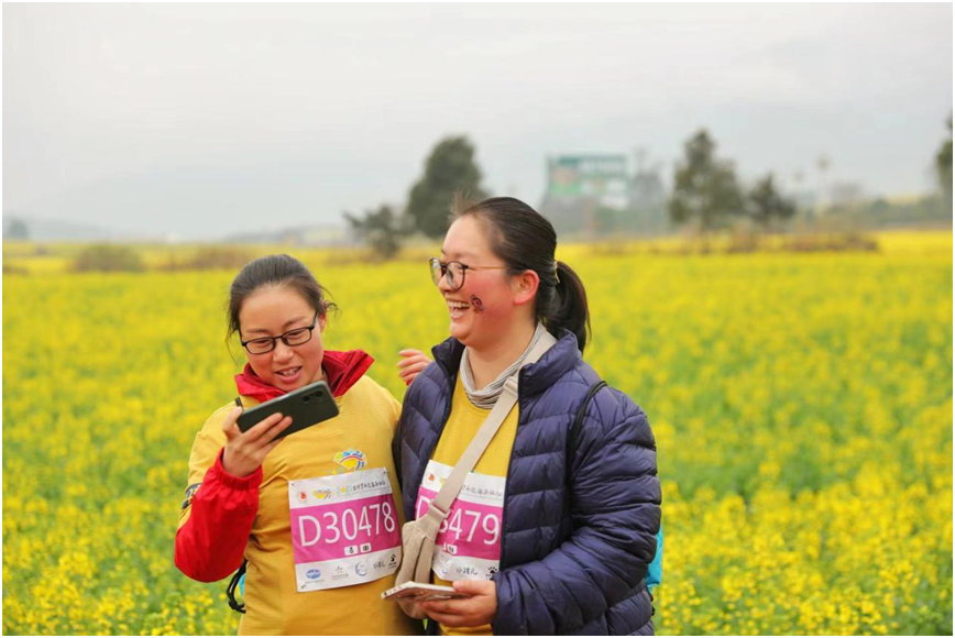 　　参赛选手在油菜花海中拍照(郭泽斌摄)