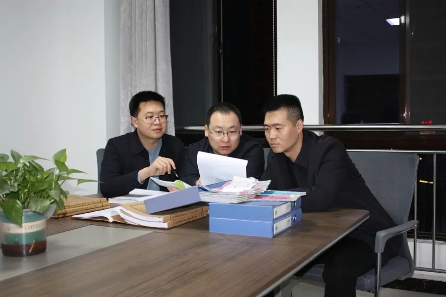 图为窦凯(中)正在与同事们研究案情.许瑶 摄