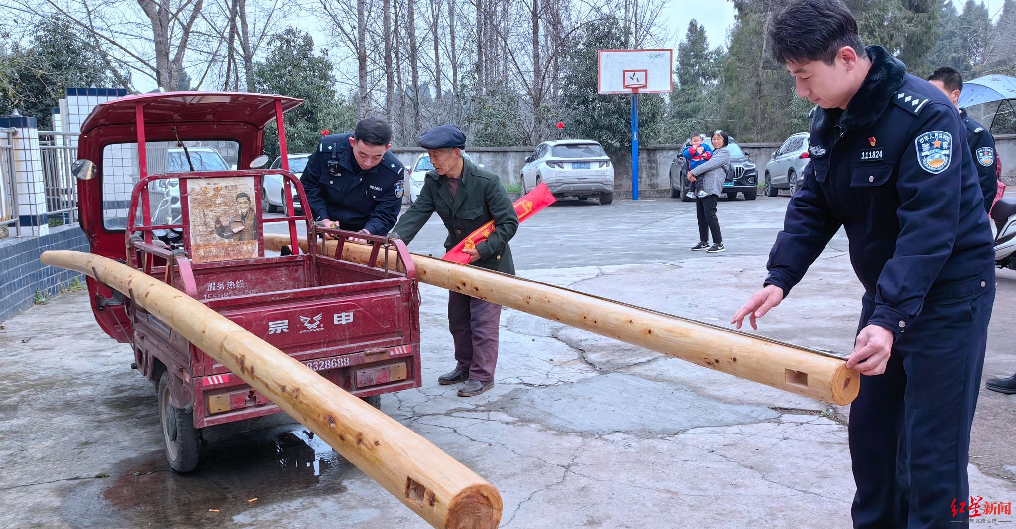 ↑何大爷反复测量，确认龙杠是他的