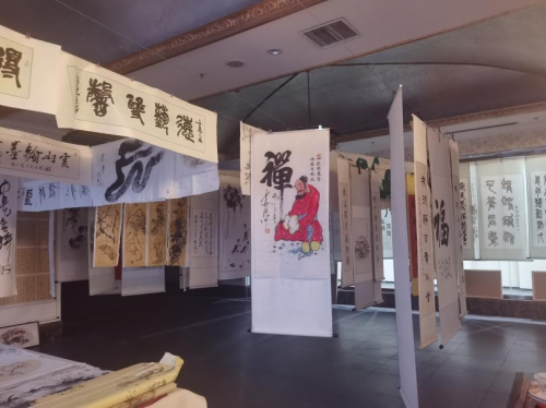 　　新共委一行参观唐山名人书画艺术馆