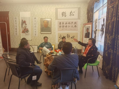 　　唐山名人书画艺术馆向新共委一行介绍馆内发展情况