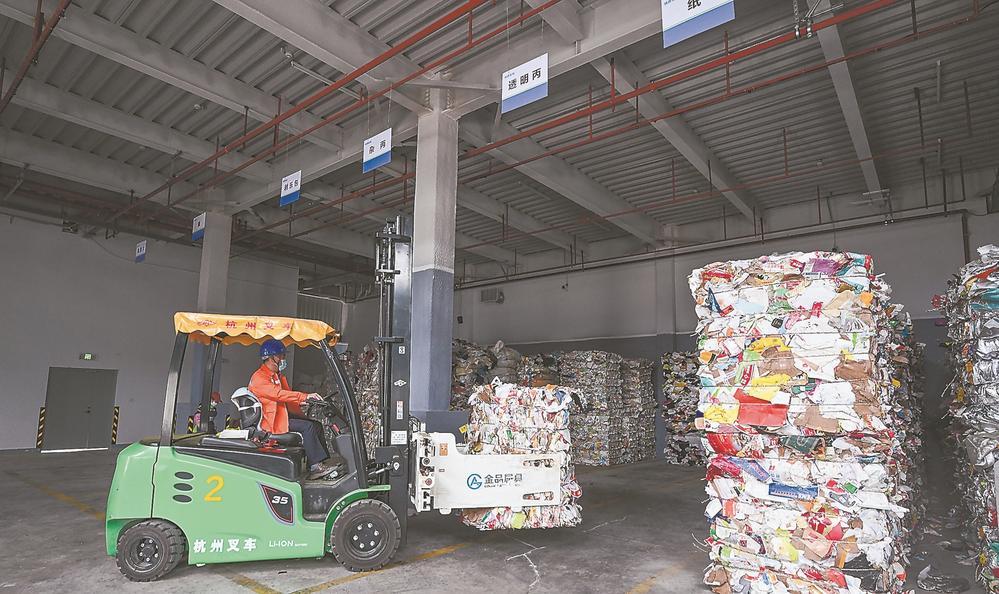 在厦门低值可回收物分拣中心,低值可回收物经过分拣后分类打包.
