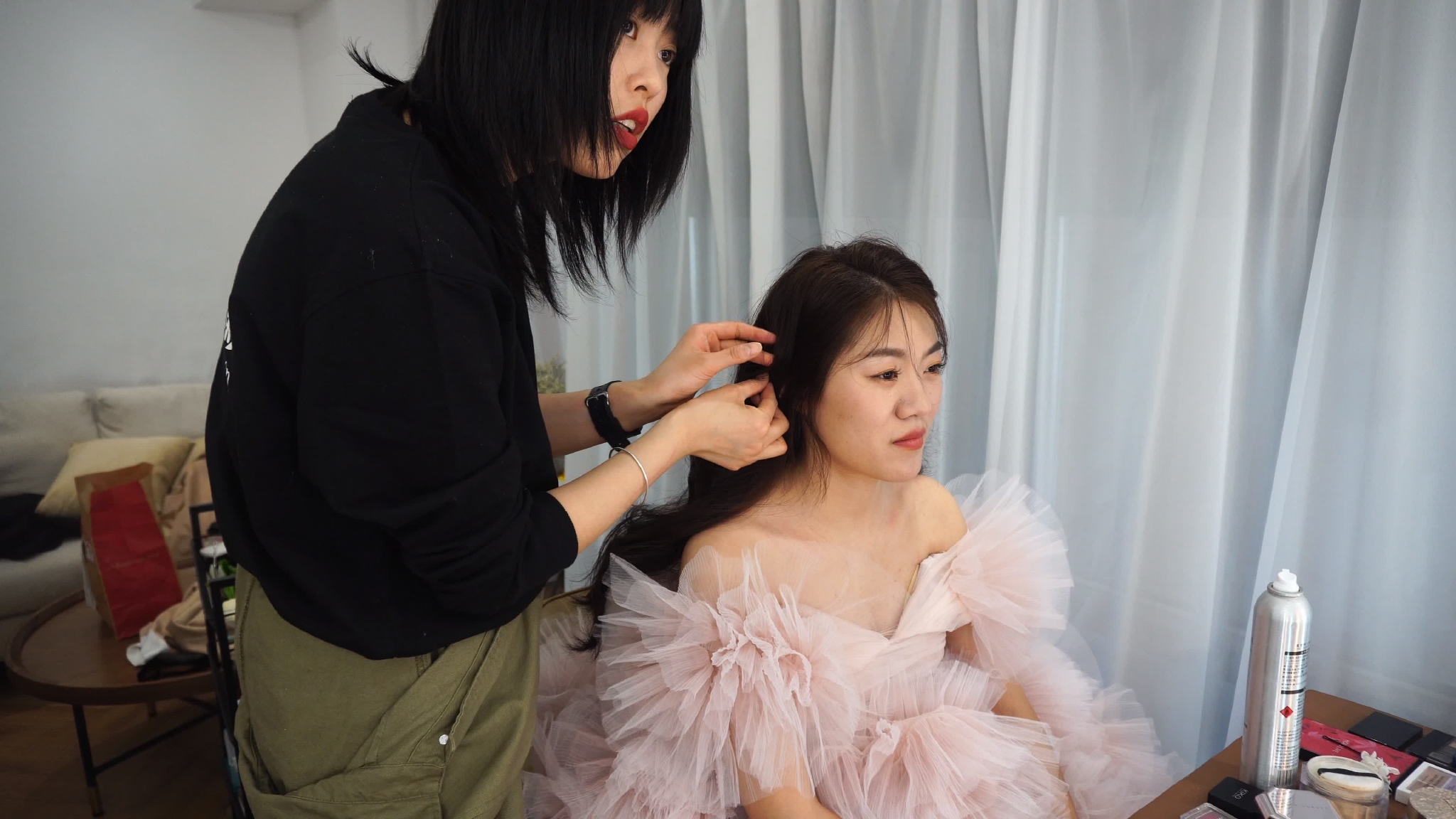 拍摄婚纱照前,化妆师为新人化妆