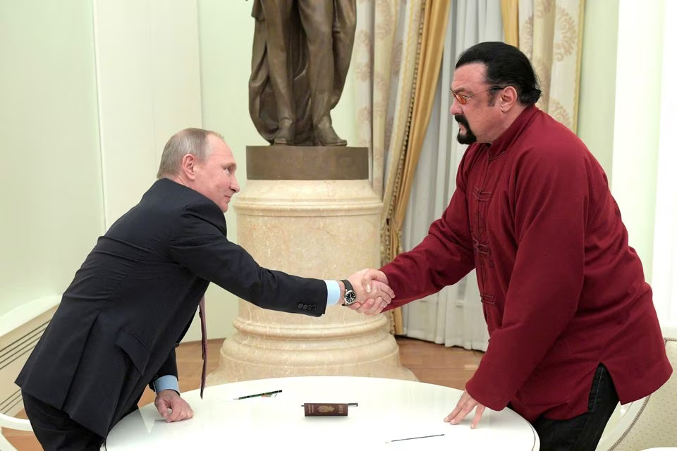 外媒：普京签令，授予好莱坞影星西格尔俄罗斯“友谊勋章”