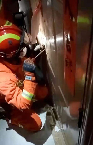 图说:消防人员破门进入营救