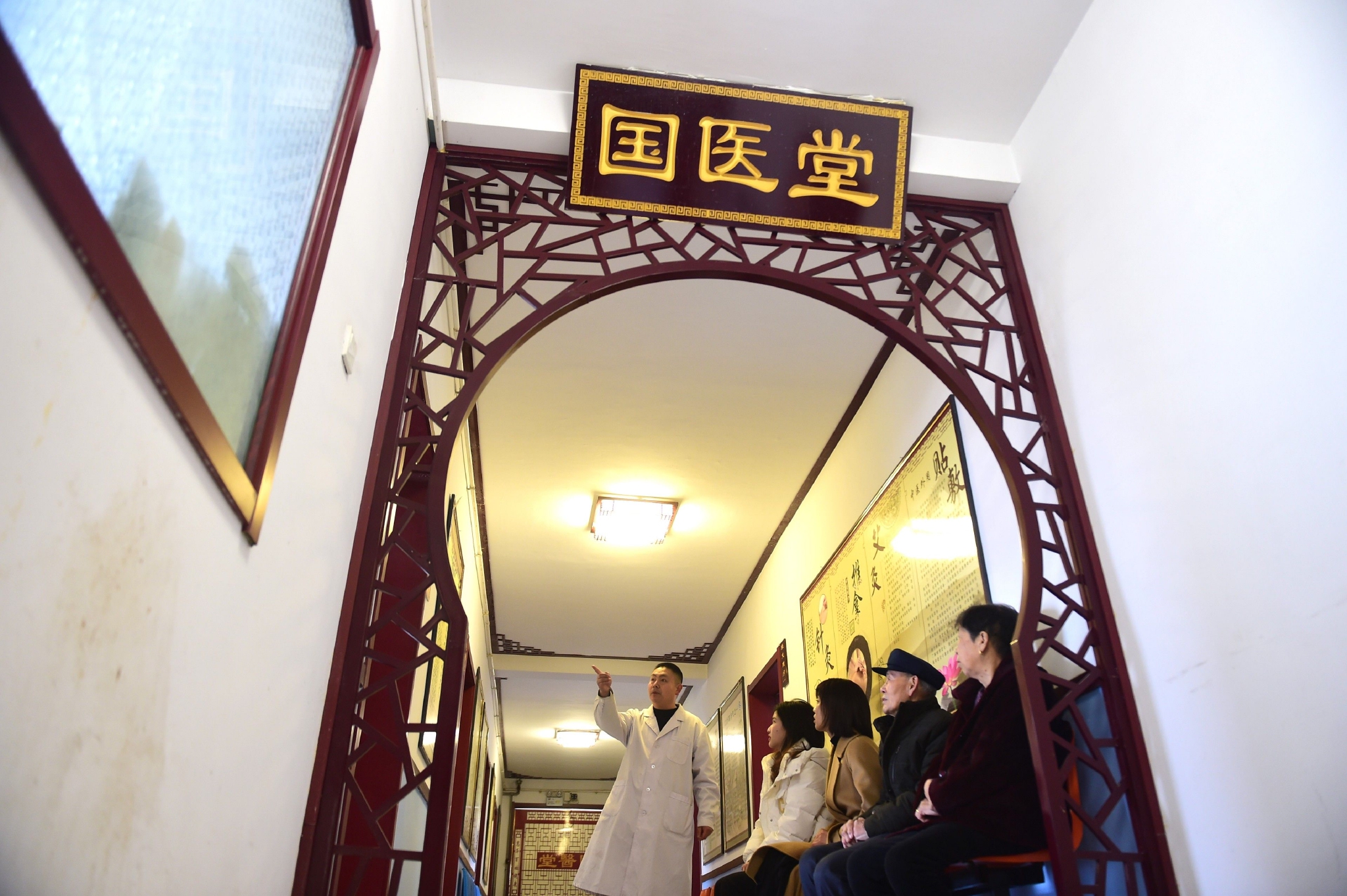 国医堂"候诊 新华社发(傅新春摄)招录约7500名中医专业农村订单定向