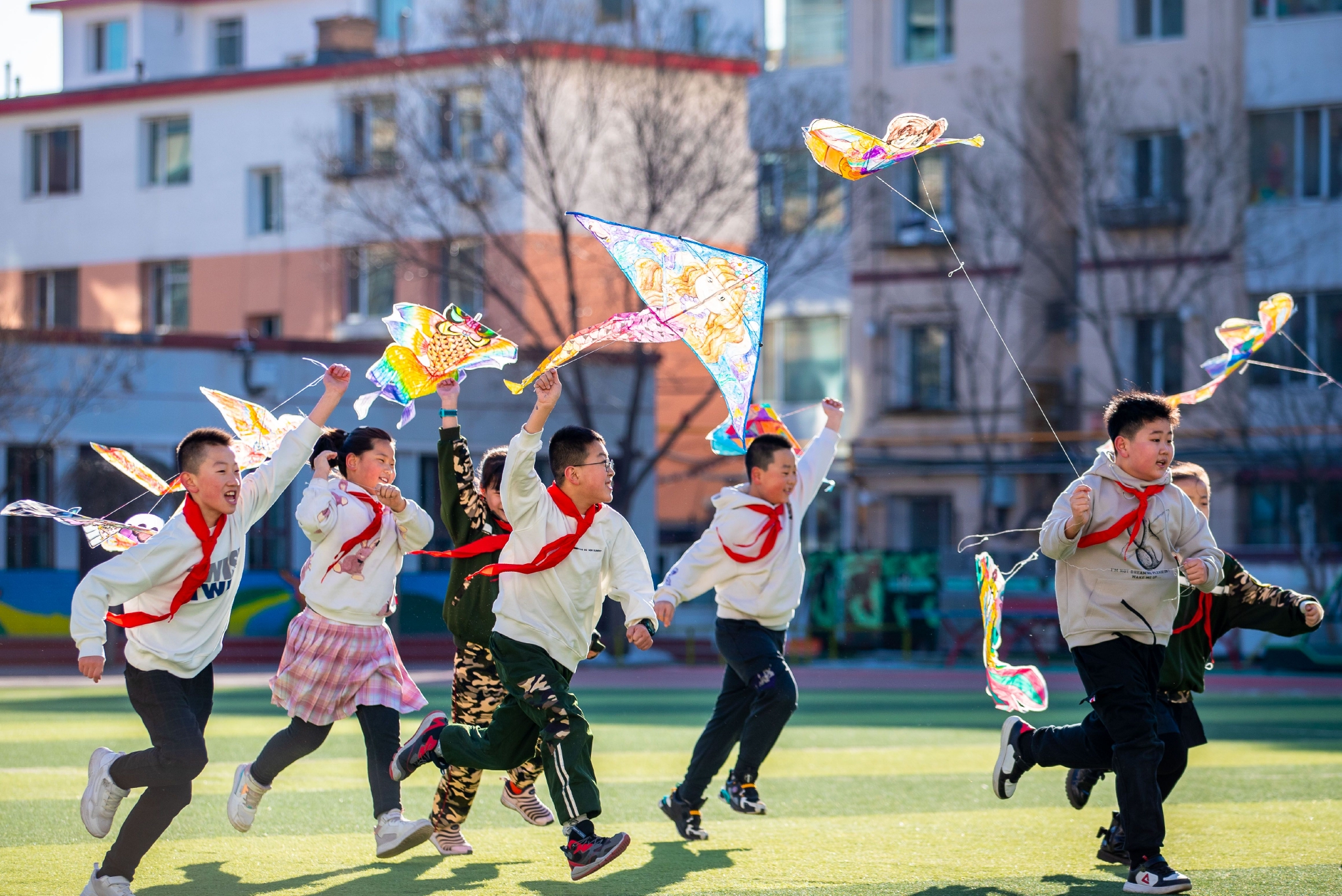 自治区呼和浩特市玉泉区五塔寺东街小学学生在校园操场上放飞风筝