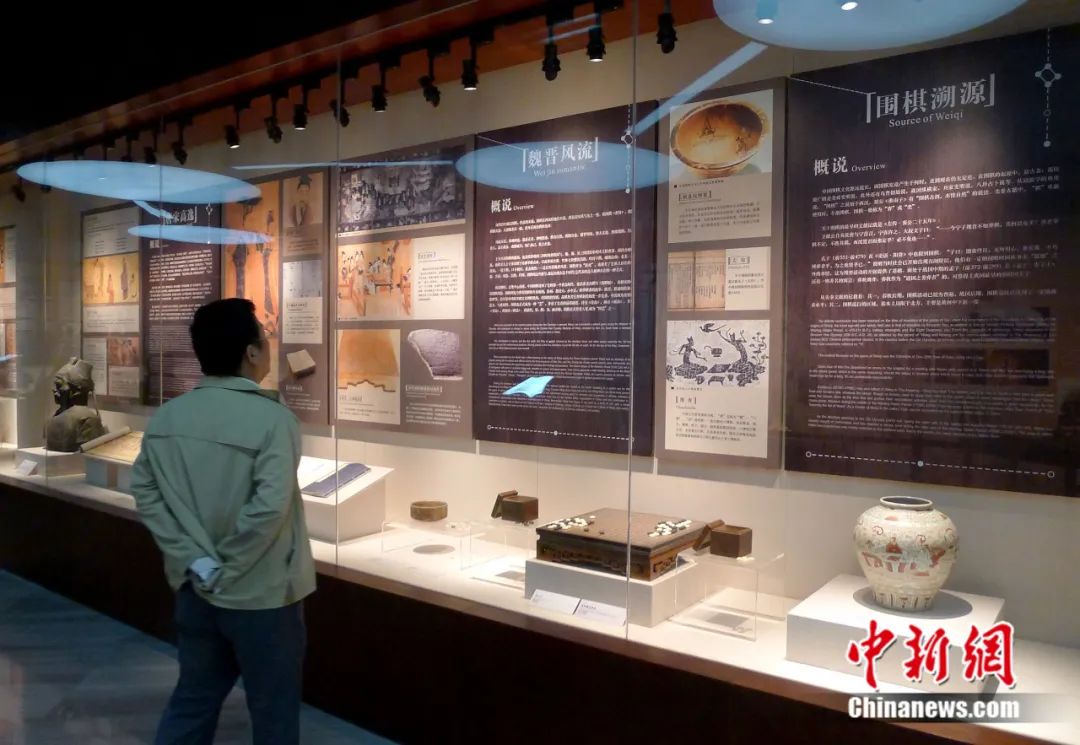 2011年10月,参观者在中国围棋博物馆参观围棋起源的概况和史料.
