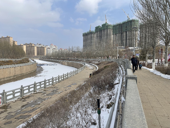 在会宁县县城居住的居民，雪后漫步祖厉河畔。 新华社记者　程楠　摄