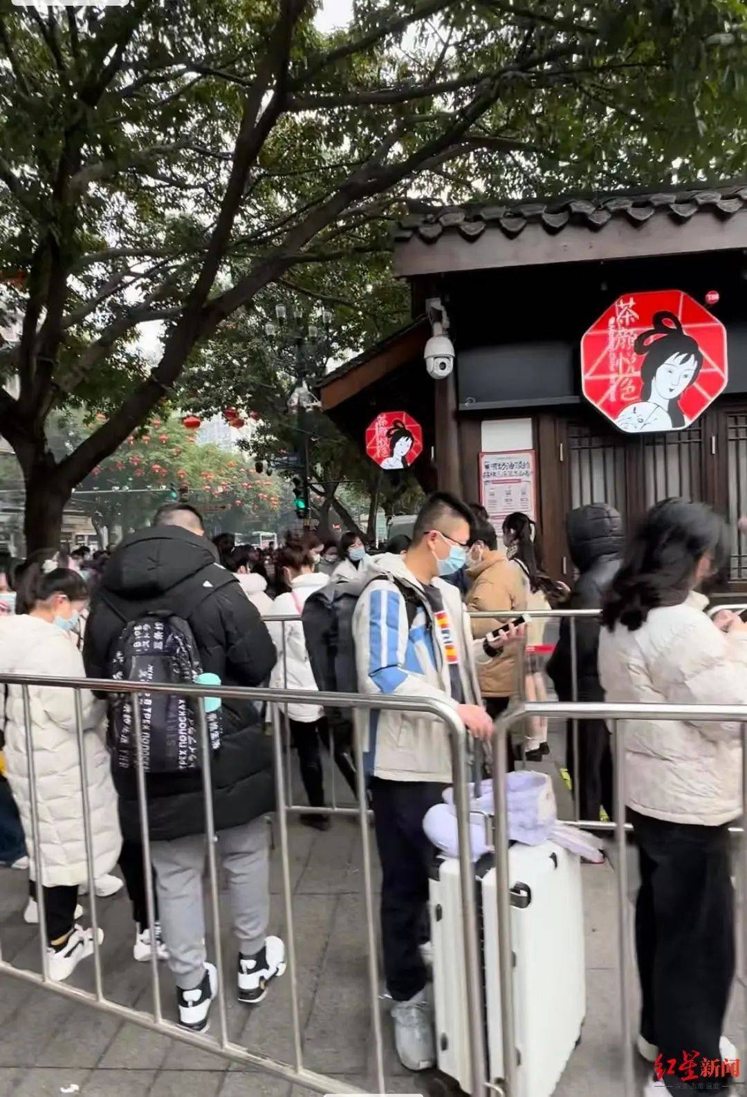 春节期间排队的茶颜悦色店,受访者供图