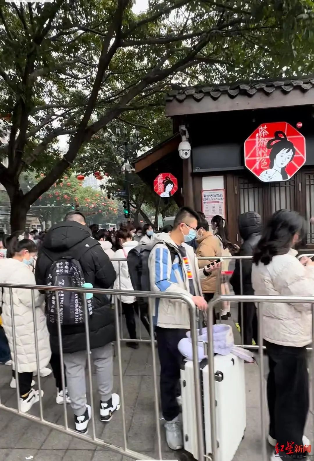 春节期间排队的茶颜悦色店,受访者供图