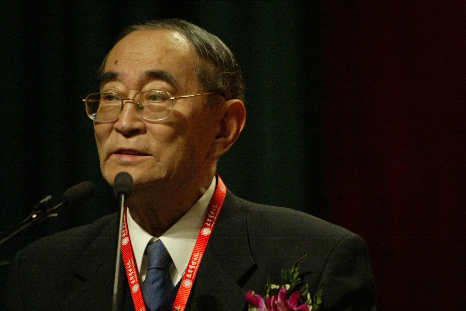 送别厉以宁!北大光华人回忆:无论演讲,上课,永远都带着密密麻麻的手写