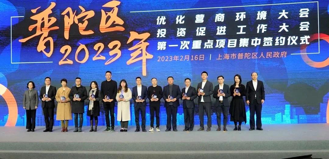 　　上嘉集团运输事业部负责人鲁总(右7)上台领奖