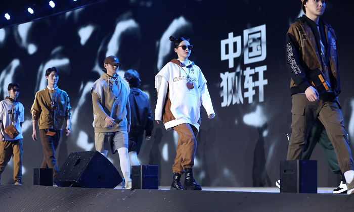 　　中国狐轩“致敬奋斗者” 主题大秀