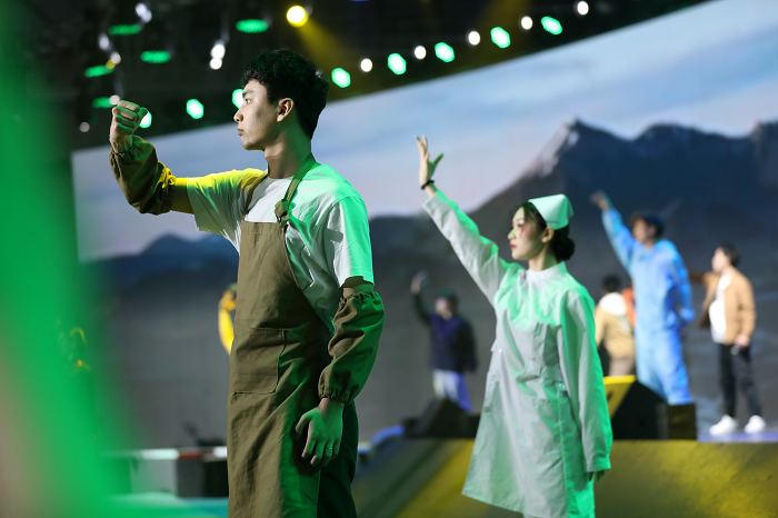 　　中国狐轩品牌大秀“致敬奋斗者”精彩现场特写