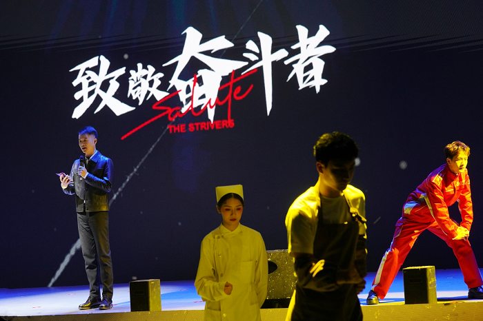 　　中国狐轩创始人胡轩以朗诵形式诠释“致敬奋斗者”