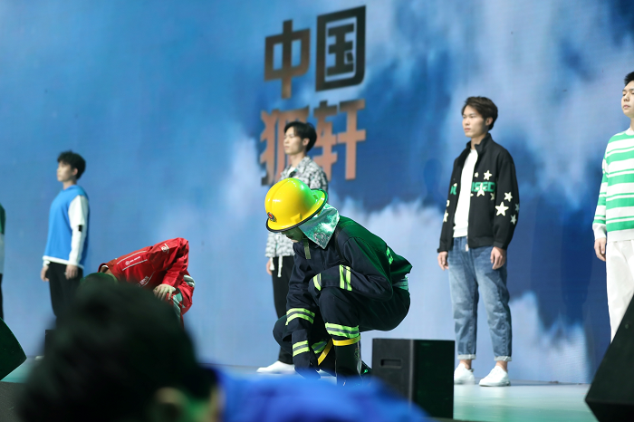 　　中国狐轩品牌大秀“致敬奋斗者”精彩现场特写
