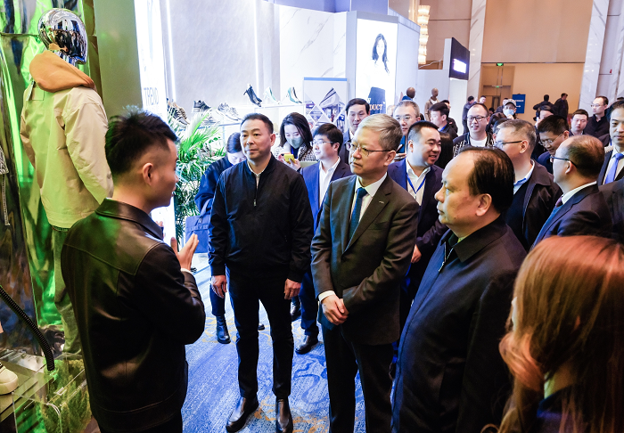 　　胡轩向中纺联夏令敏秘书长等领导嘉宾分享“未来绿洲”静态展设计理念