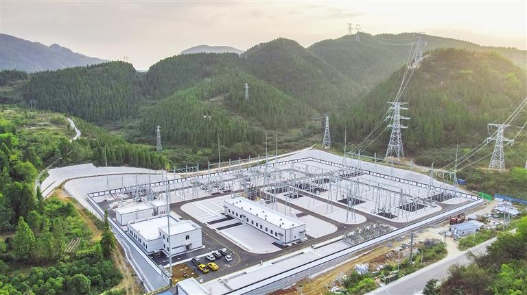 南方电网贵州凯里220千伏苗江变电站全景. 蔡兴文 摄