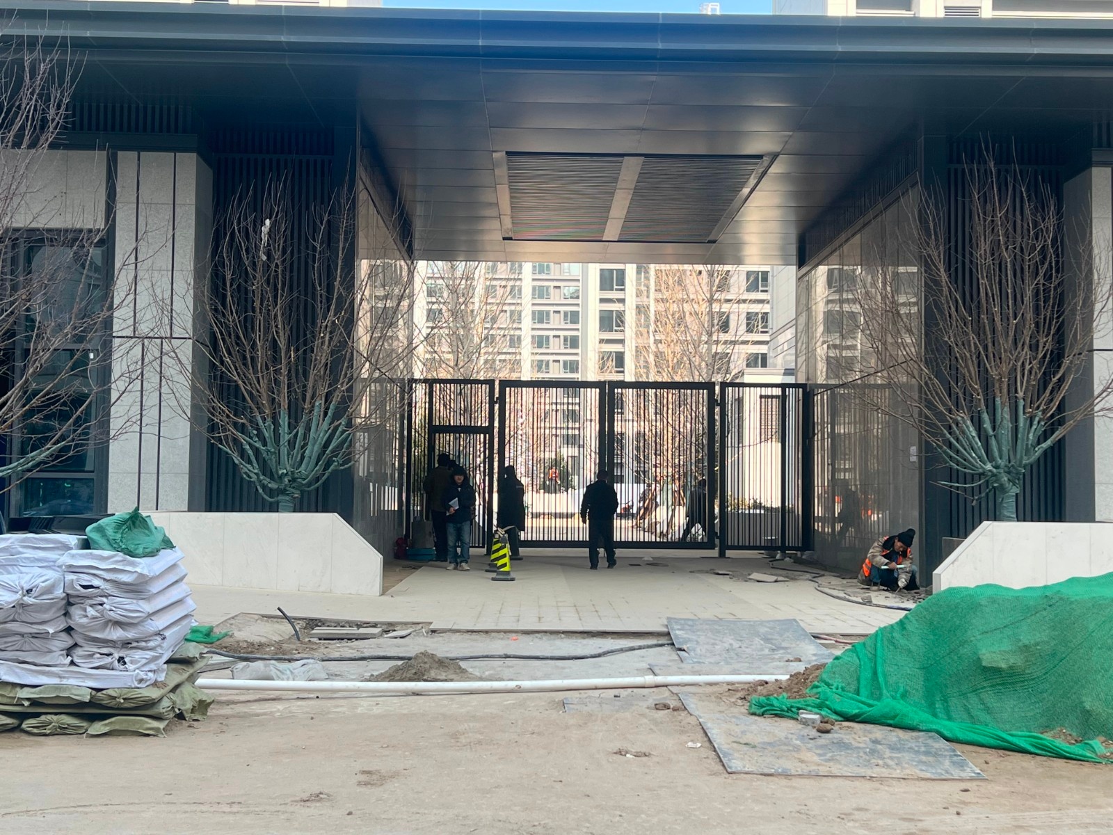 小区入户大门.(中国商报记者 贺阳/摄)