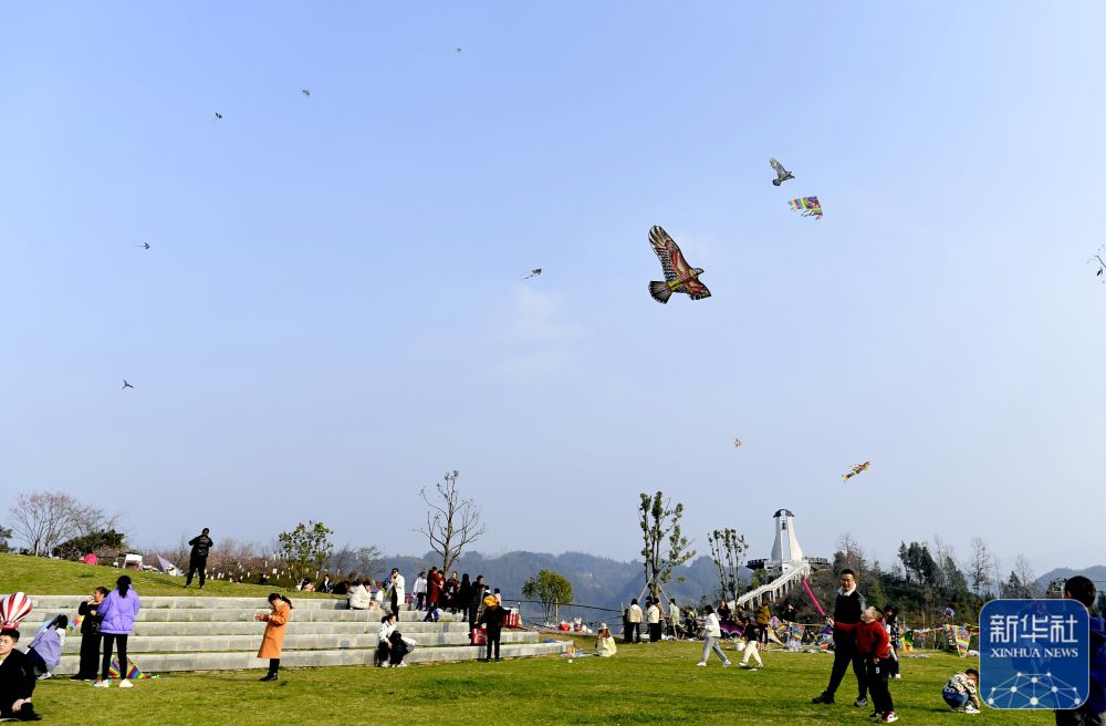 2月27日,人们在湖北省宣恩县仙山贡水旅游区的一处草坪上放风筝.