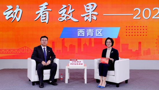 西青区区长殷学武(左)做客《公仆走进直播间》特