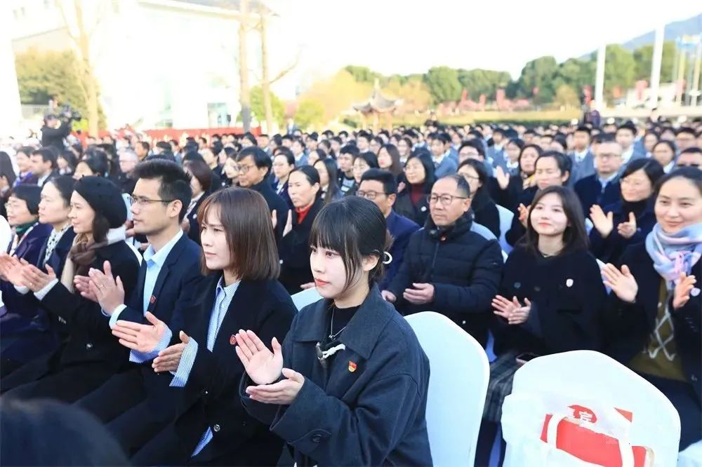 军地双方领导共同为学校揭牌,并分别为学校授予校旗,赠送宁波舰舰模