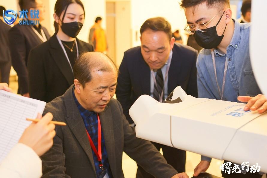 　　*术锐单孔手术机器人试驾现场